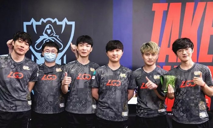 随着勇士博 随着勇士博